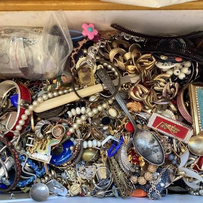 Sale Photo Thumbnail #149: Miscellaneous Broken Jewelry for Parts, Repair, Harvest, or Crafting
