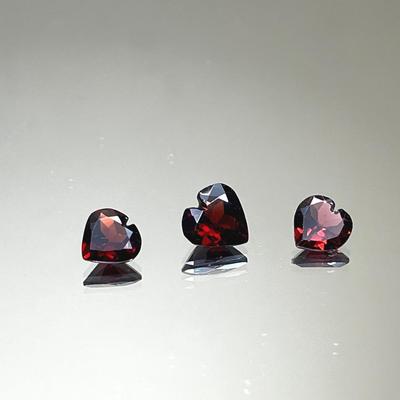 Garnet Heart-shaped - Three Stones 3.85 CTTW 6x4mm 5x3mm