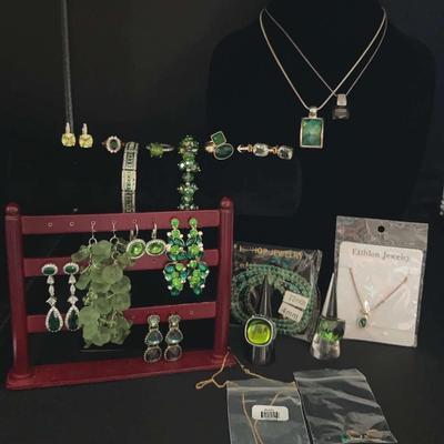 Green Themed Costume, Jewelry