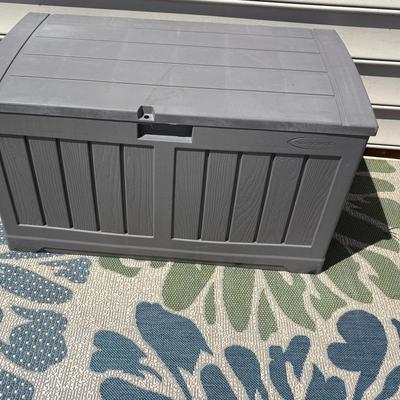 Suncast Storage Chest & Santa Monica Outdoor Rug