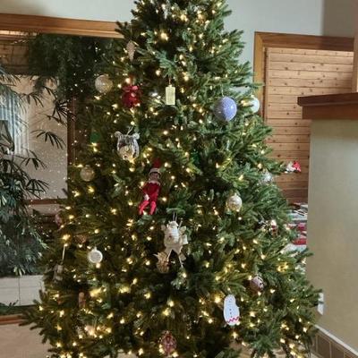 Pre-lit Christmas Tree & Ornaments 