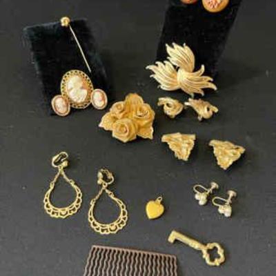As170 vintage gold toned jewelry