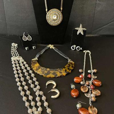 As185 silver tones and animal print jewelry