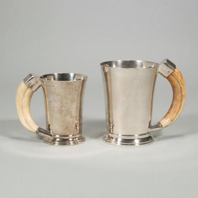 (2pc) ANTIQUE ENGLISH STERLING SILVER BOAR HANDLE HUNT MUGS "HH" |Hunting mugs with boar tusk handles, the smaller mug having a...