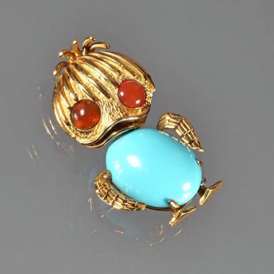 LESAL TURQUOISE, CARNELIAN & 18K GOLD DUCK PIN | Yellow gold duck-form pin, set with an oval turquoise belly and round carnelian...