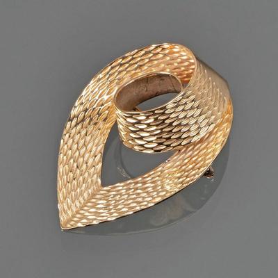 14K GOLD RIBBON PIN | Designed as a textured yellow gold ribbon-form brooch, with fineness mark to bottom of pin back; 10.2g
l. 1.75 in.