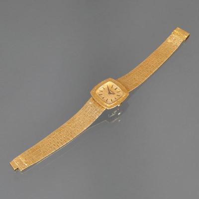 BEUCHE GIROD 18K GOLD LADY'S WRISTWATCH WITH TEXTURE LINK BRACELET | Flexible, textured, brushed yellow gold wrist watch, having a...