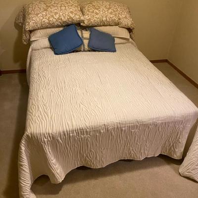 Full Size Bed Frame With Linens