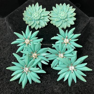 Vintage Plastic Floral Clip-Ons 