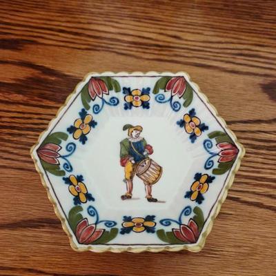 Sale Photo Thumbnail #27: wakkum pottery plate 