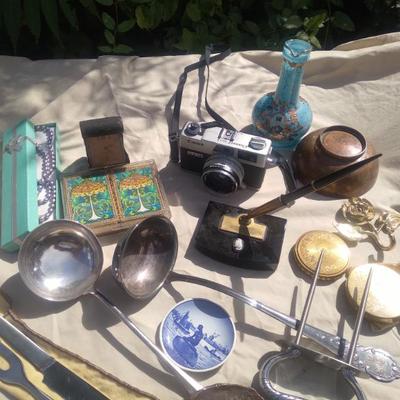 Various vintage items compacts etc