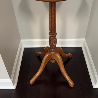 Round Table with Carved Twist & 4 Legs