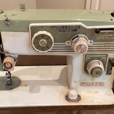 Sale Photo Thumbnail #24: Sewing machine