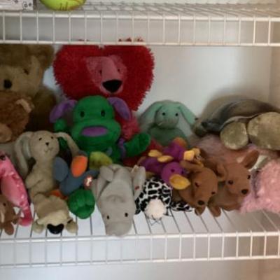 Sale Photo Thumbnail #105: Variety of stuffed animals
