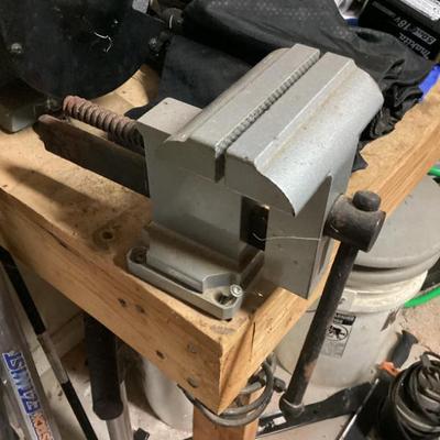 Sale Photo Thumbnail #39: Bench vise