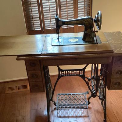 Vintage Singer Sewing Machine 