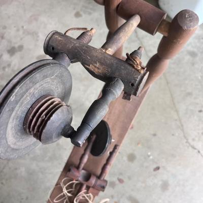 Antique spinning wheel 