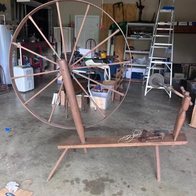 Antique spinning wheel 