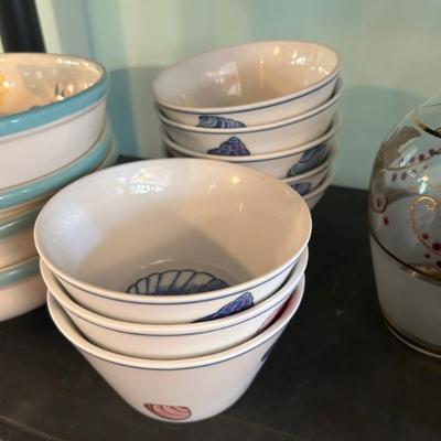 8 Studio Nova Beach Parade pattern bowls. 
