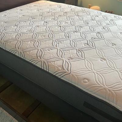 Queen size mattress. Sealy. 