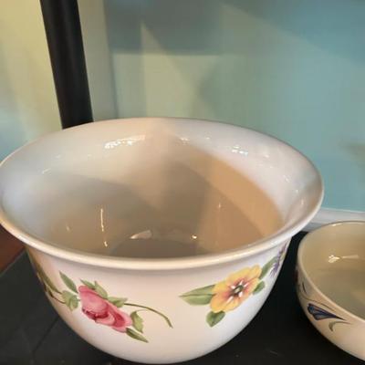 Pfaltzgraff Emma pattern large salad or serving bowl. 