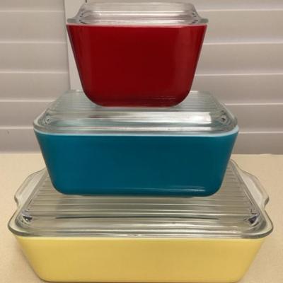 CMS106 Set Of Three Vintage Pyrex Fridgie Dishes With Lids