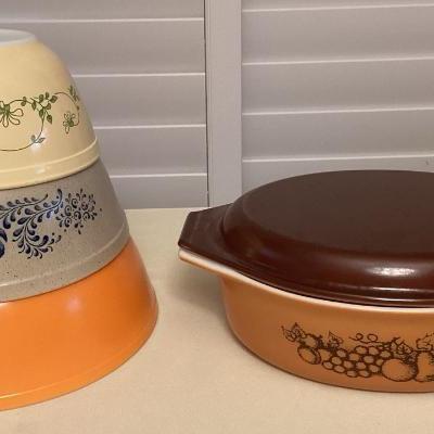 CMS021 Vintage Pyrex Nesting Mixing Bowls & Lidded Casserole Dish 