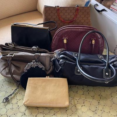 AAA108 - Classic Vintage Handbags From Travel To Evening 
