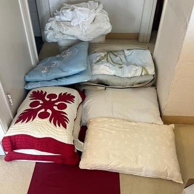 AAA064 Bedding Mystery Lot (Pillows + Blankets)