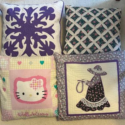 AAA163 - 4 Decorative Pillows