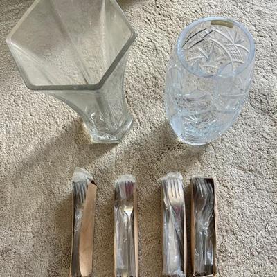 AAA208 - Vases And Stainless Steel Flatware