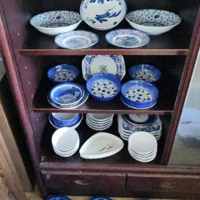 AAA078 - Blue & White Asian Patterned Dinnerware 