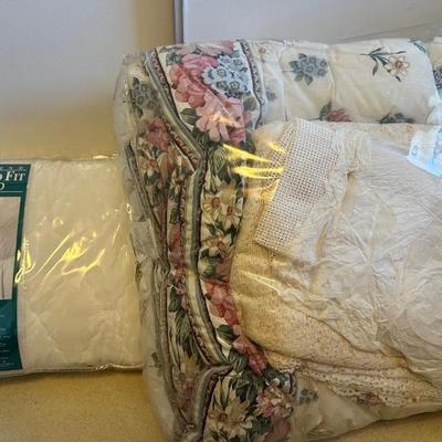 AAA156 - Mattress Pad and Flower Comforter