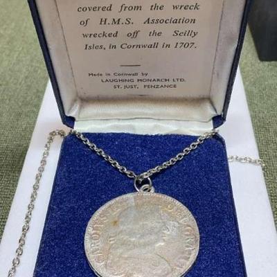 Reproduction english silver crown necklace