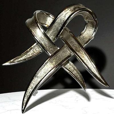 Boucher brooch