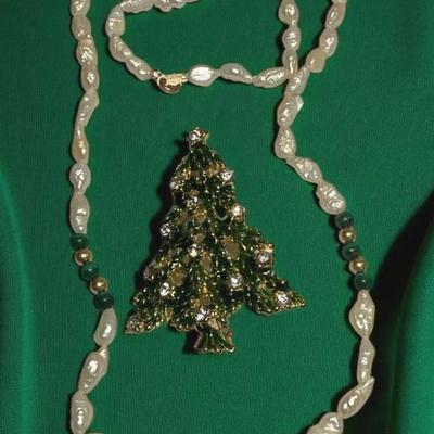 Pearl necklace with small accent beads in gold green