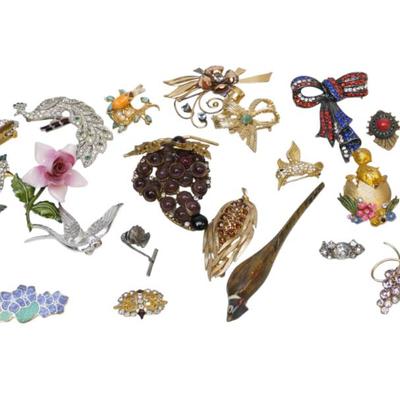 Sale Photo Thumbnail #245: 21 Assorted Vintage Brooches and Pins. 