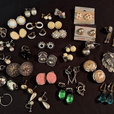 Lot 232: Vintage Clip On Earrings 