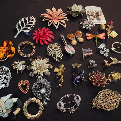 Lot 226: Collection Of Brooches And Pins