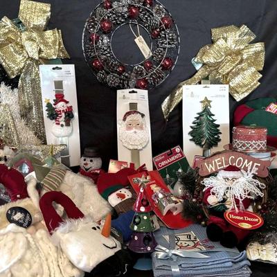 Lot 123: Wreath Hangers , Night Lights, Decor