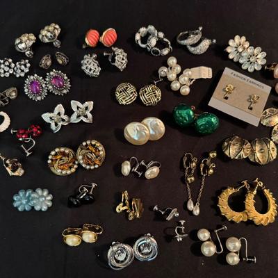Lot 253: Vintage Clip On Earrings