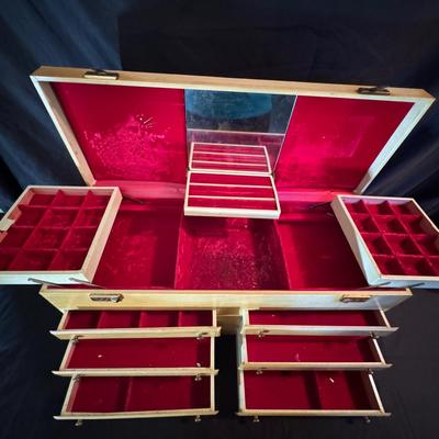 Lot 256: Vintage Jewelry Storage Box 