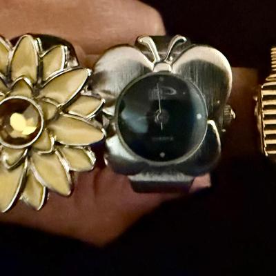 Lot 428: Lot of 3 Vintage Quartz Ring Watches – Flower, Butterfly & Retro Gold-Tone