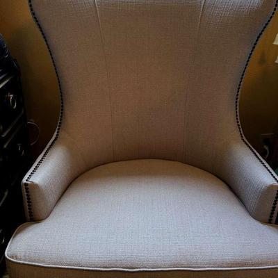 Lot 118: Super Comfortable Chair- Very Clean,Appears New
