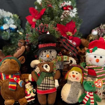 Lot 120: Christmas Decorating Is Around The Corner