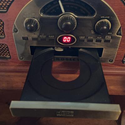 Lot 207: Crosley Rochester CR66 Radio