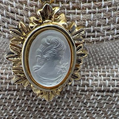 Vintage Cameo Pendant Necklace 24 inches