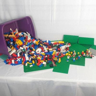 LEGO! A Large Collection of Vintage LEGO including Rare Minifigs