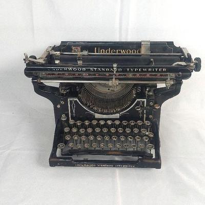 Vintage Underwood Typewriter. Needs New Ribbon.