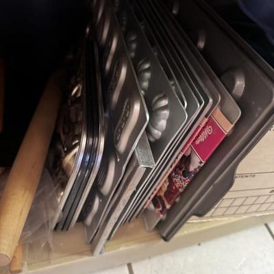 Holiday baking pans